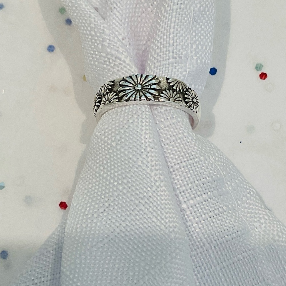 Antique Silver Tone Flower Decor Ring - Picture 9 of 10